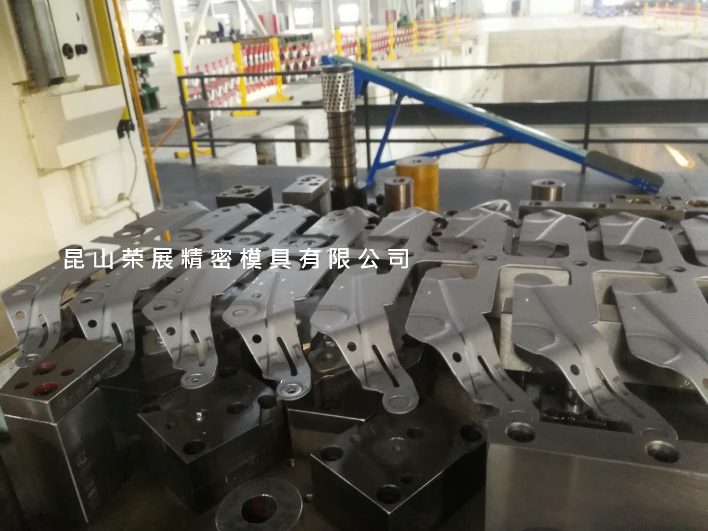 汽車引擎蓋鉸鏈模具 (中國 江蘇省 生產商) - 汽車部.